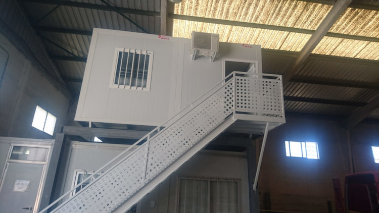 Edifico modular en el interior de una nave en Valencia