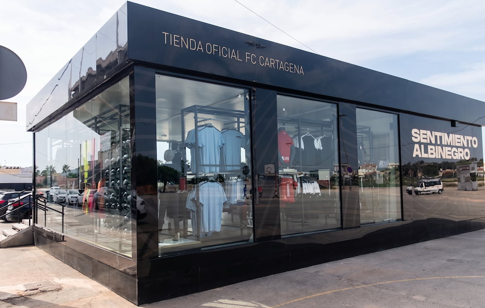 Tienda oficial del F.C. Cartagena construida con módulos prefabricados para clubes de fútbol de Cabisuar