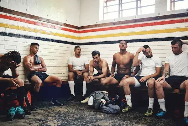 equipo de rugby en vestuario prefabricado