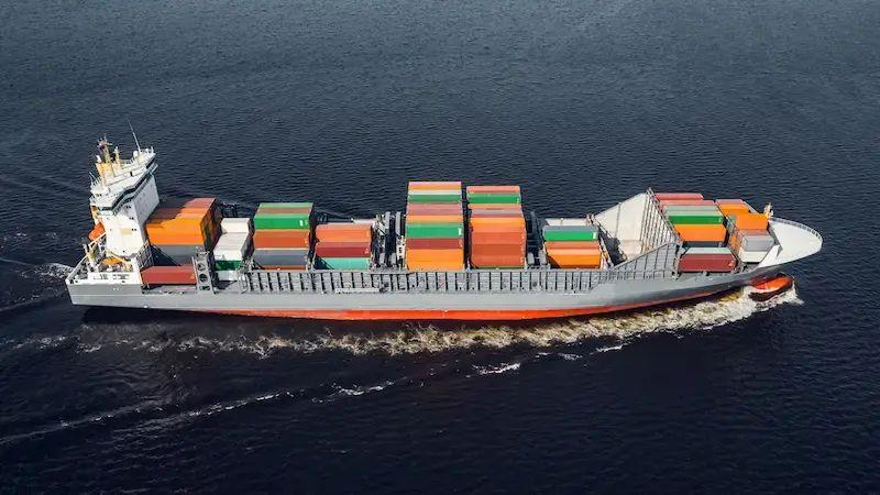 la logística mundial se mueve en contenedores por mar