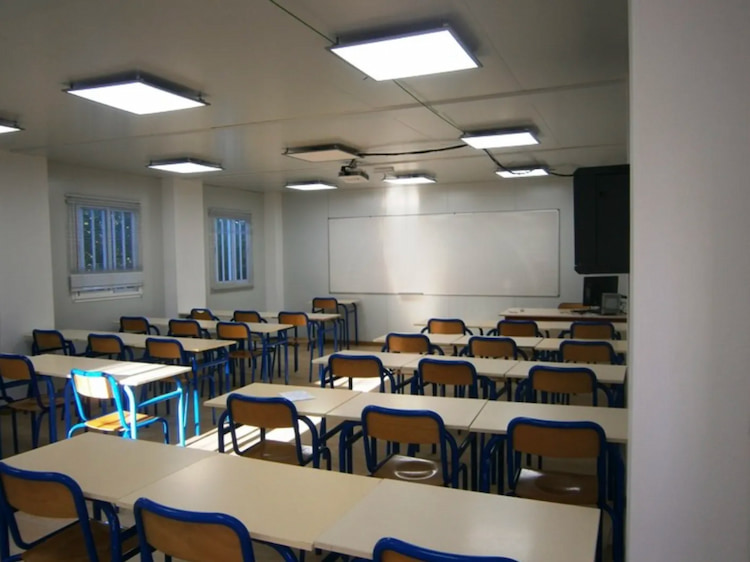 Interior aula prefabricada