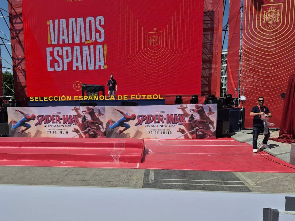Escenario principal de la fan zone Plaza Selección con pantalla gigante durante el Mundial FIFA 2026 en Madrid
