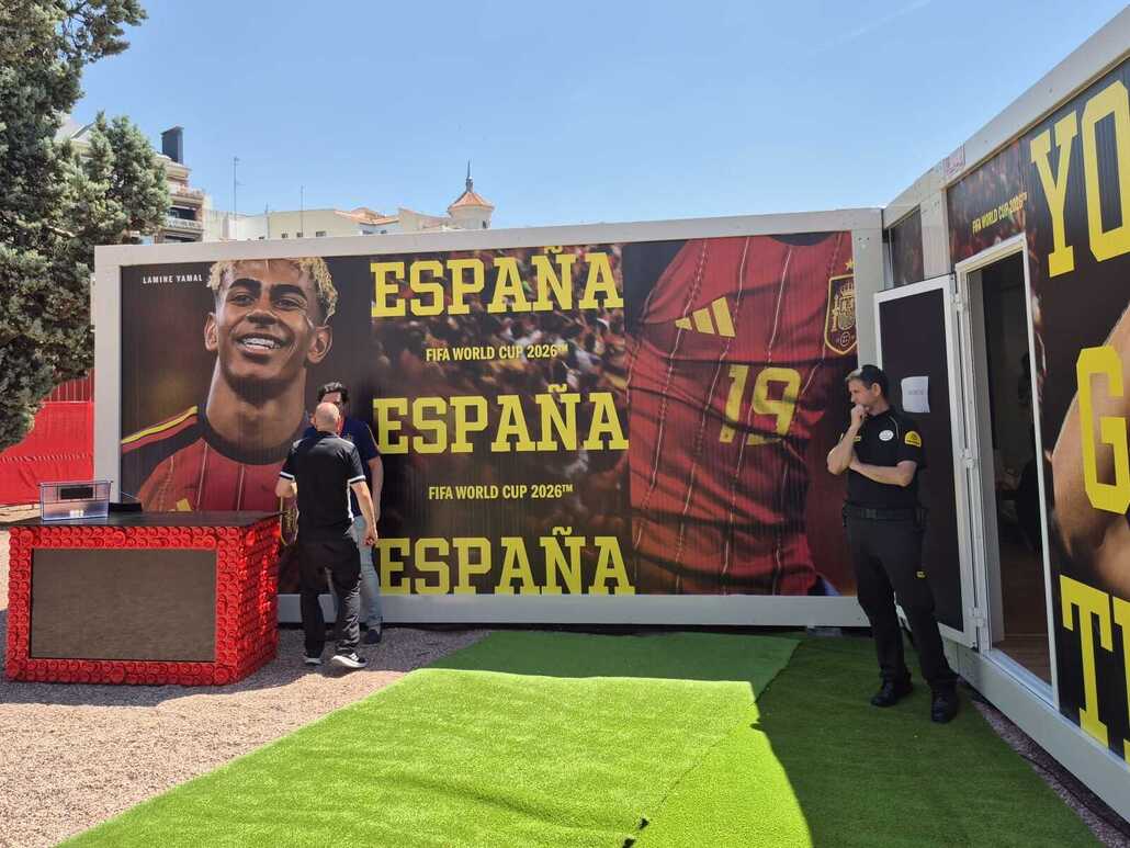Caseta modular con vinilo de Lamine Yamal en la fan zone del Mundial 2026, Plaza de Colón, Madrid