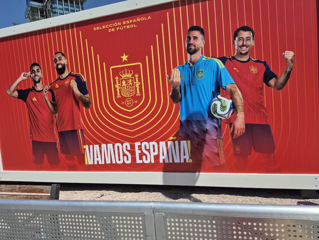 Panel exterior de caseta modular con jugadores de la Selección Española en la fan zone del Mundial 2026 de Madrid