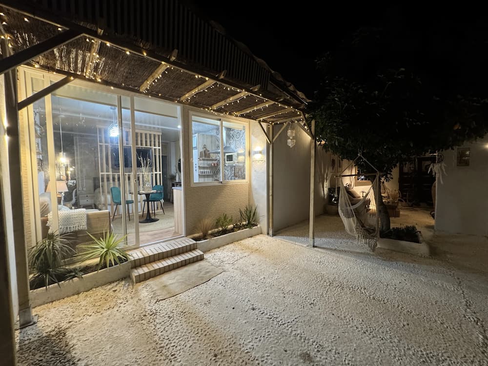 Exterior de Casa Caldereta: Casa rural hecha con módulos prefabricados